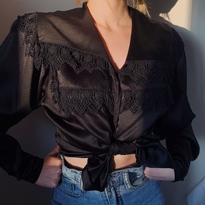 Beautiful Vintage Blouse 🖤